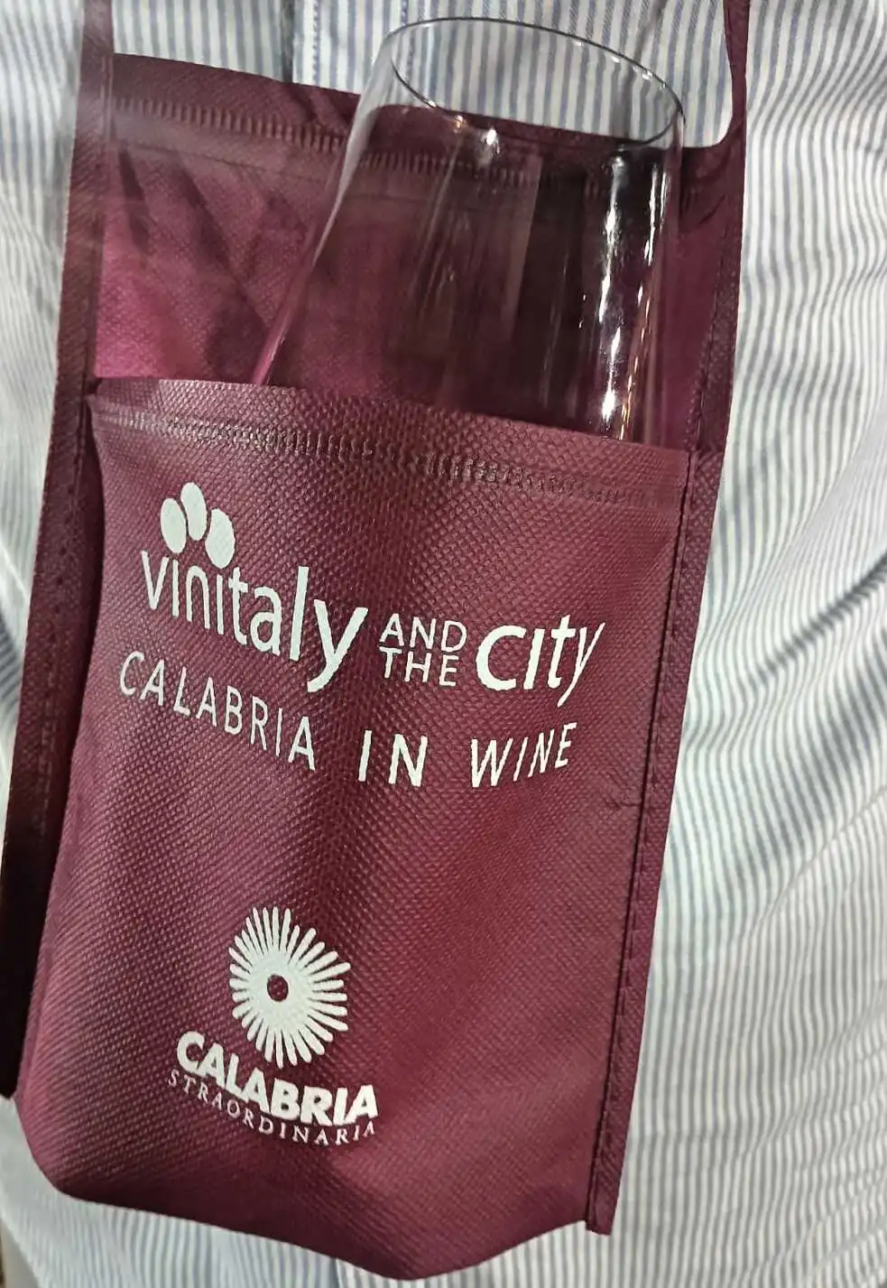 porta bicchiere e bicchiere Vinitaly and the City a Sibari 2025