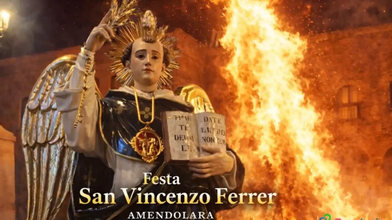 Festa di San Vincenzo Ferrer ad Amendolara con il tradizionale falò davanti al convento nel borgo dell'Alto Ionio Cosentino